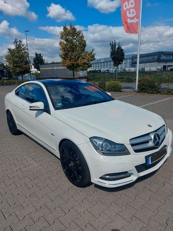 Weiß Gebraucht 2011 Mercedes C180 Edition 1 Coupé | 9.800 € (Guter Preis) - Bild 1/4