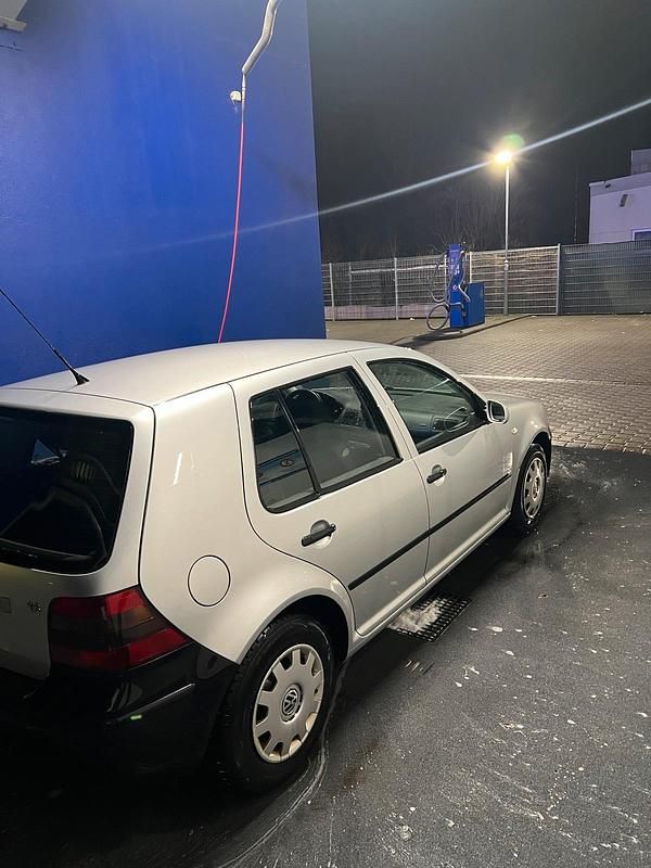Gebraucht VW Golf IV 100 PS (73 kW) 2001 Silber Kleinwagen