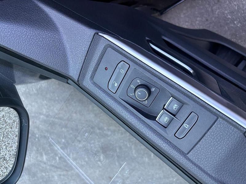 Second-hand VW Multivan 199 CP (146 kW) 2020 Negru Monovolum