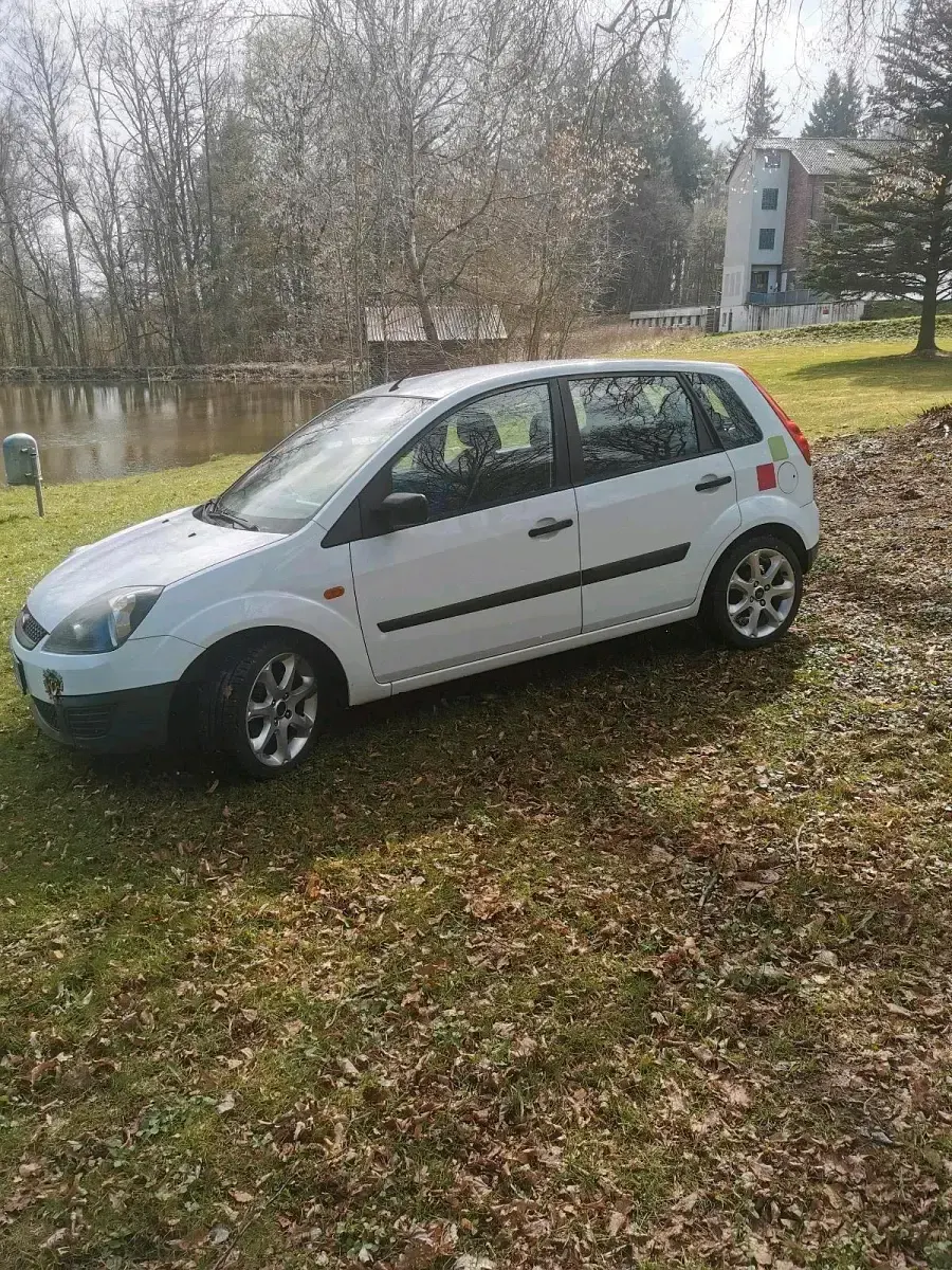 Usata Ford Fiesta 69 CV (50 kW) 2006 Bianco Utilitaria