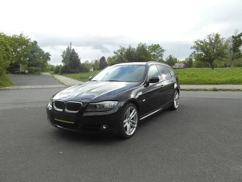 Gebraucht BMW 318 143 PS (105 kW) 2011 Schwarz Kombi