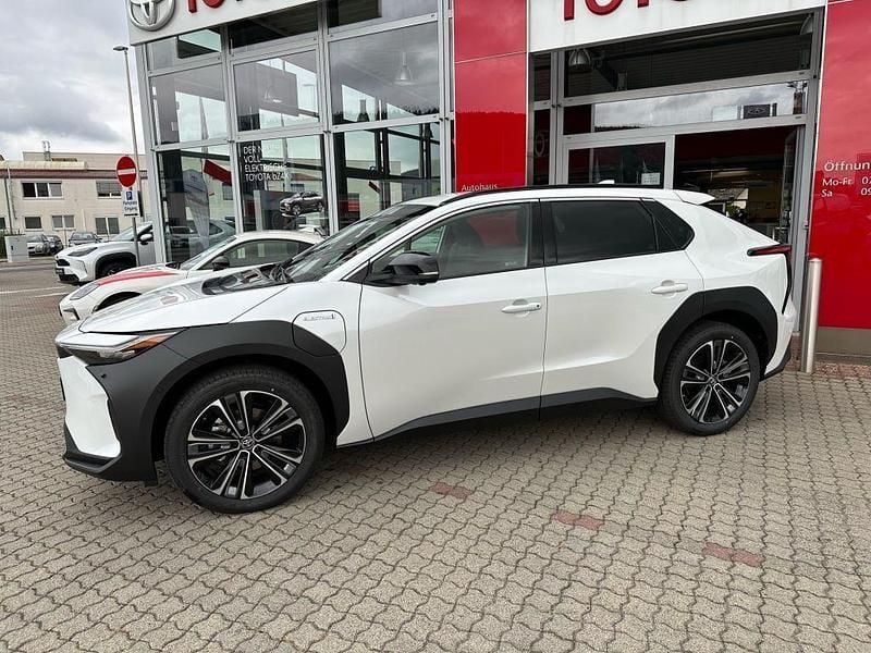 Gebraucht Toyota bZ4X Lounge 150 kW (204 PS) 2024 Platinumweiß perleffekt SUV
