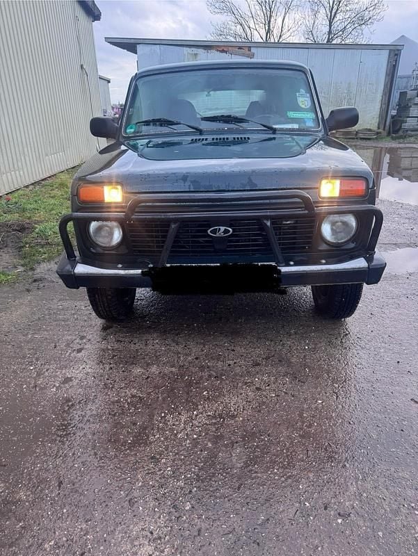 Grün Gebraucht 2010 Lada niva SUV | 2.800 € (Superpreis) - Bild 1/4