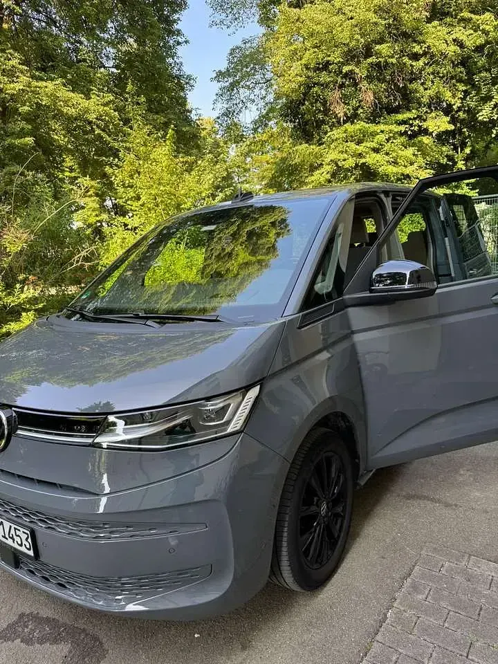 Gebraucht VW Multivan Life 150 PS (110 kW) 2023 Grau Van / Kleinbus