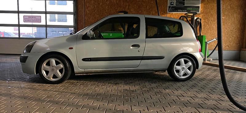 Gebraucht Renault Clio II 82 PS (60 kW) 2002 Silber Kleinwagen