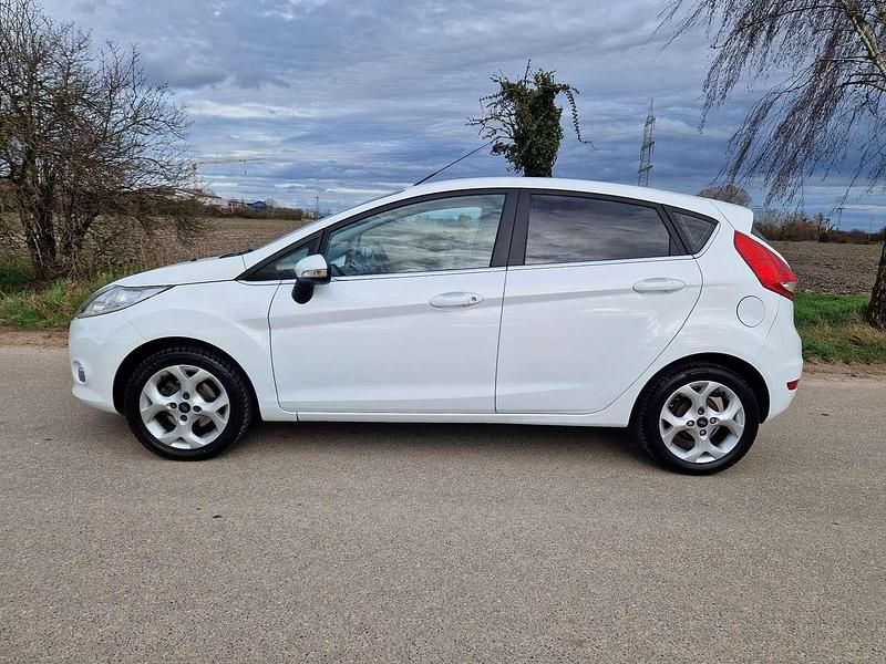 Gebraucht Ford Fiesta Titanium 82 PS (60 kW) 2010 Frostweiß Kleinwagen