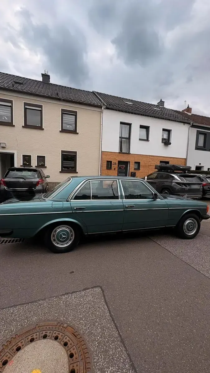 Gebraucht Mercedes 240 72 PS (52 kW) 1982 Grün Limousine
