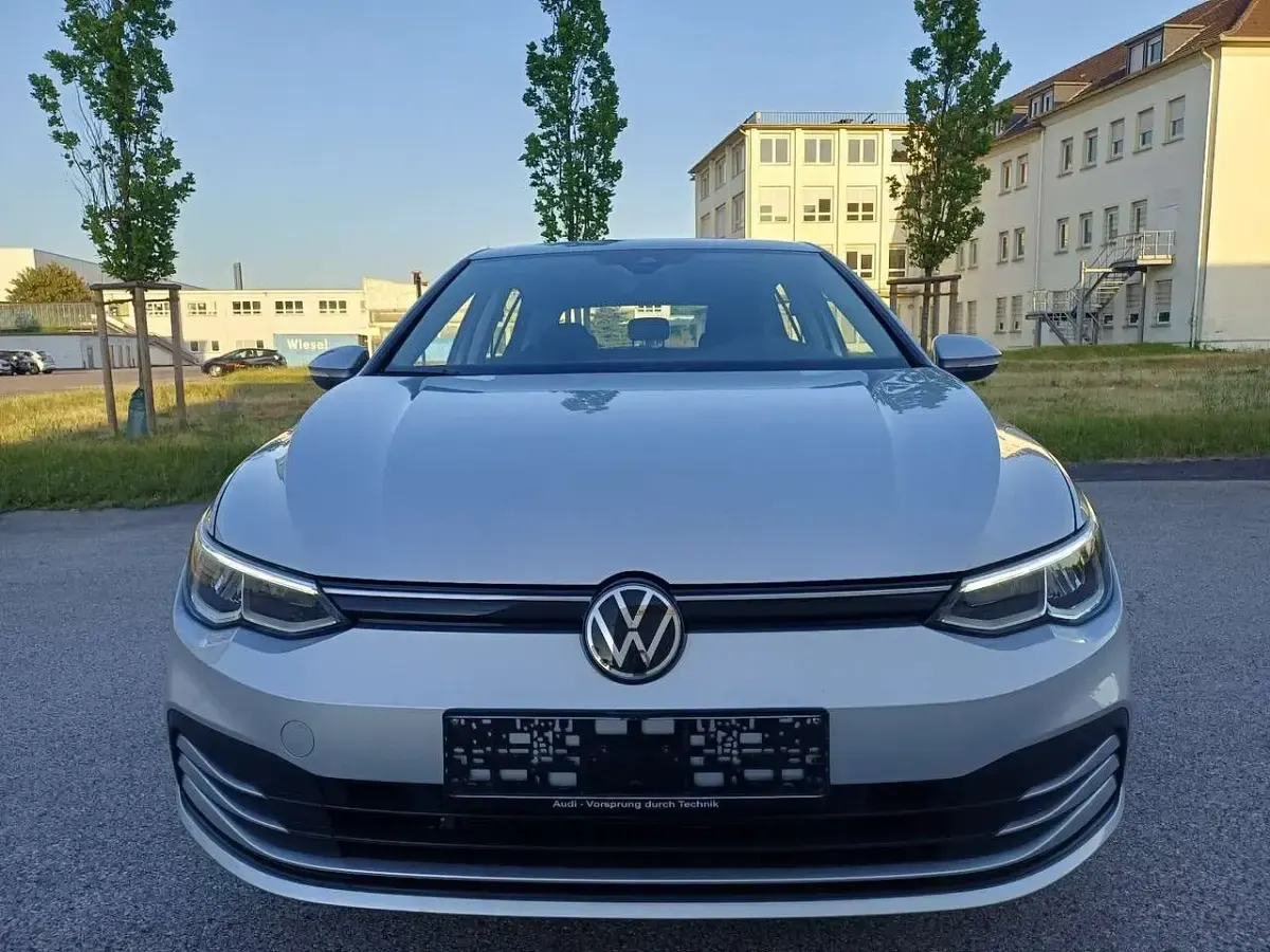 Gebraucht VW Golf VIII Life 131 PS (96 kW) 2020 Reflexsilber Limousine