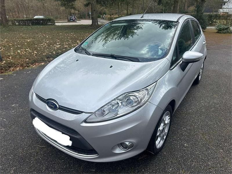 Gebraucht Ford Fiesta Titanium 82 PS (60 kW) 2012 Polarsilber metallic Kleinwagen