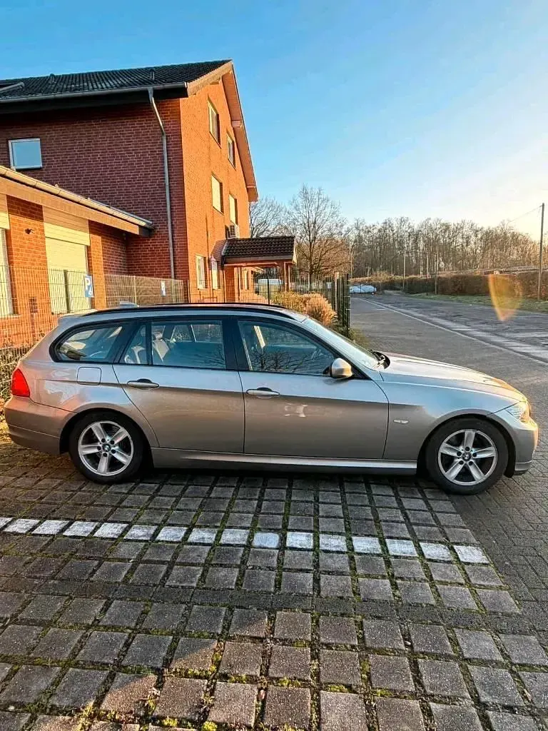 Gebraucht BMW 320 135 PS (99 kW) 2011 Braun Kombi
