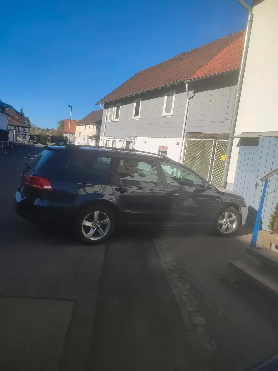 Second-hand VW Passat 140 CP (102 kW) 2011 Albastru Hatchback
