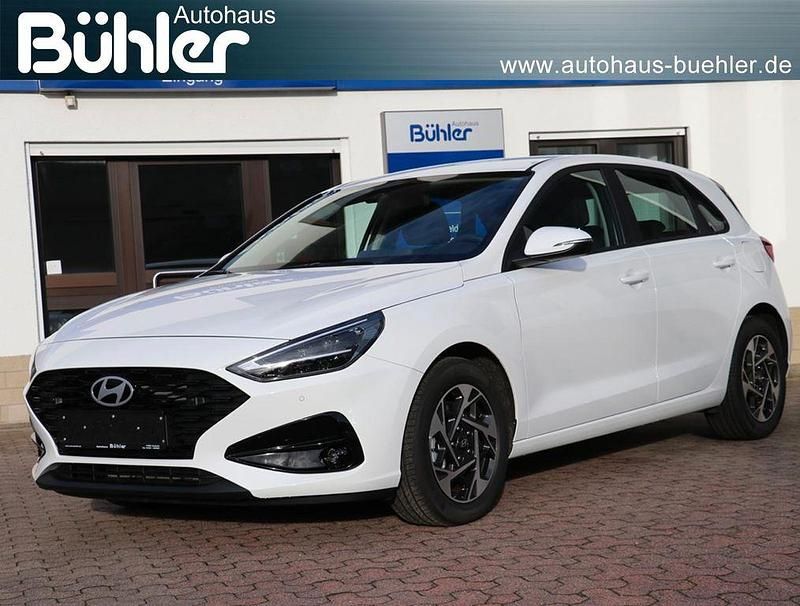 Gebraucht Hyundai i30 Select 101 PS (74 kW) 2024 Atlas white uni Limousine