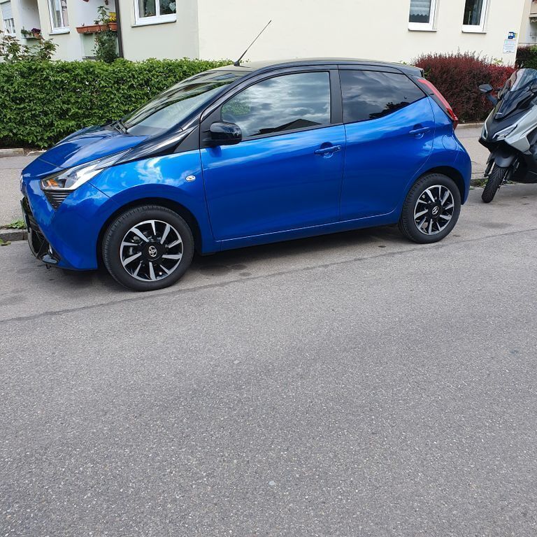 Blau Gebraucht 2021 Toyota Aygo Kleinwagen | 13.990 € (Fairer Preis) - Bild 1/4