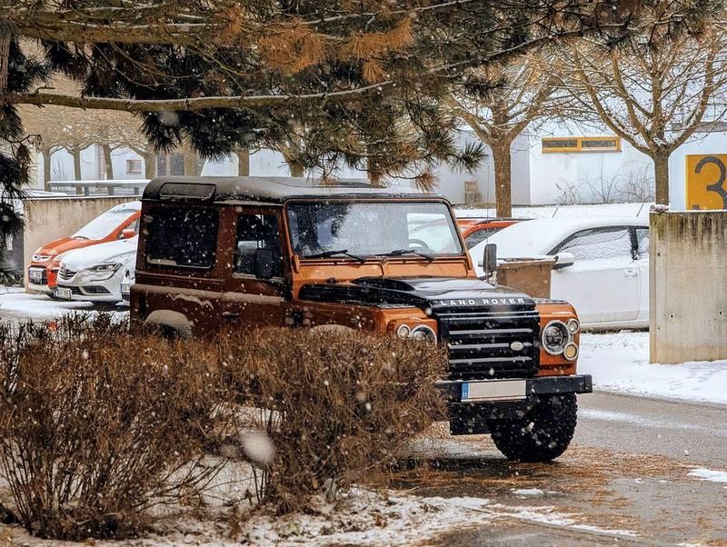 Orange Gebraucht 2010 Land Rover Defender S Kombi | 59.900 € - Bild 1/4