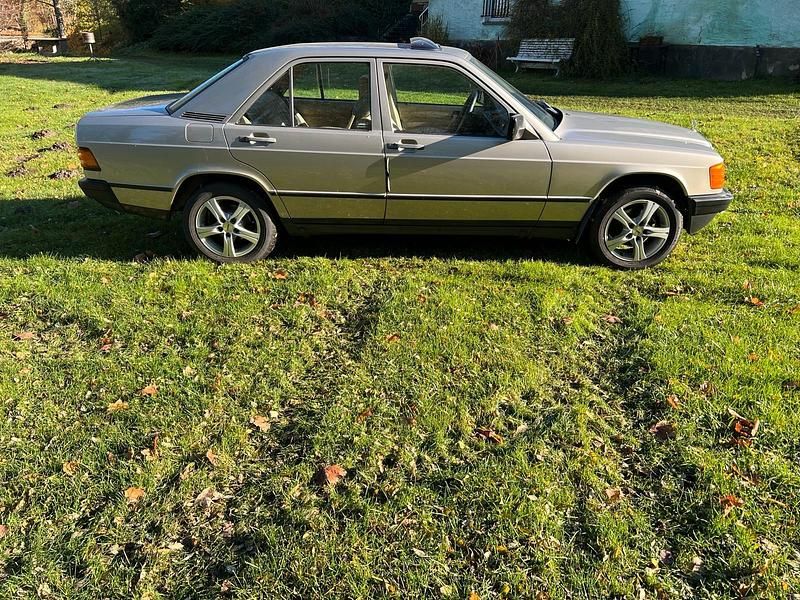 Gebraucht Mercedes 190 72 PS (52 kW) 1988 Gold Limousine