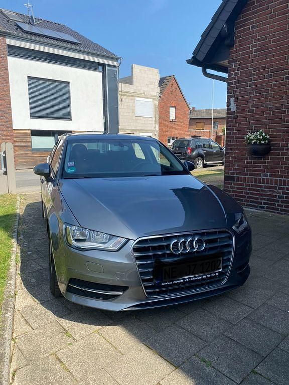 Grau Gebraucht 2015 Audi A3 Ambiente Limousine | 10.300 € (Superpreis) - Bild 1/4