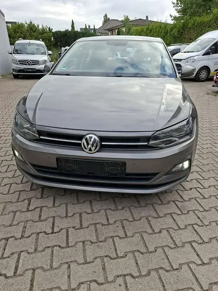 Gebraucht VW Polo Comfortline 95 PS (69 kW) 2019 Limestone grey metallic Kleinwagen