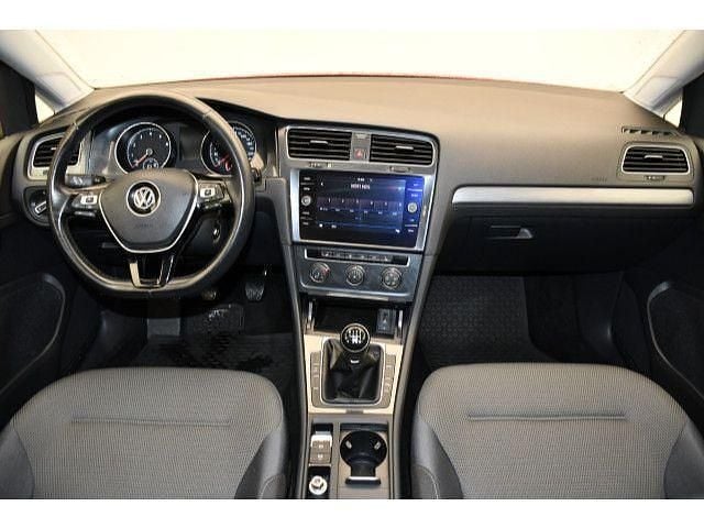 Gebraucht VW Golf VII Comfortline 131 PS (96 kW) 2019 Tornadorot Limousine