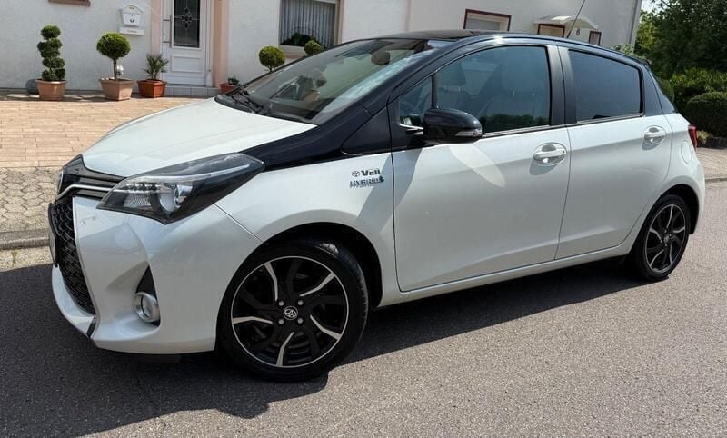 Weiß Gebraucht 2016 Toyota Yaris Hybrid Style Kleinwagen | 8.999 € (Guter Preis) - Bild 1/4