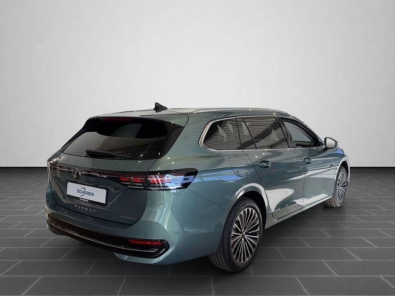 Gebraucht VW Passat Elegance 150 PS (110 kW) 2025 Grün Limousine