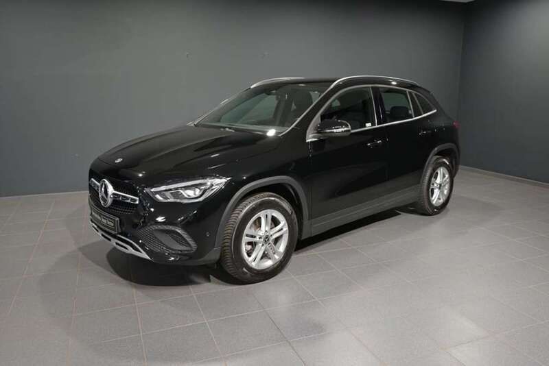 Schwarz unilack nachtschwarz Gebraucht 2023 Mercedes GLA180 Style SUV | 31.900 € (Fairer Preis) - Bild 1/3