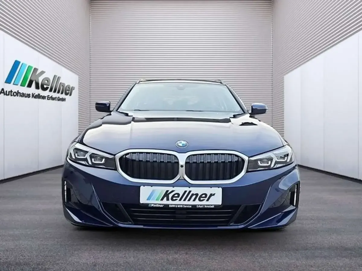 Gebraucht BMW 320 Sport Line 190 PS (139 kW) 2024 Blau Limousine