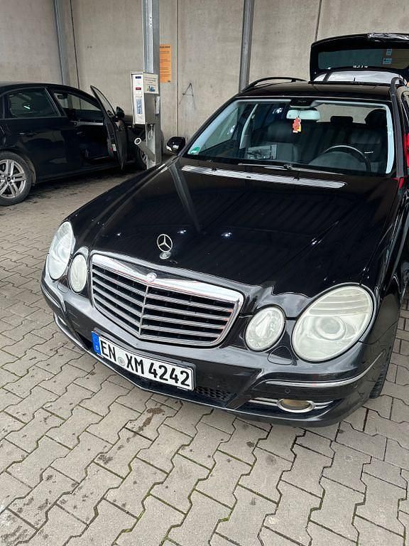 Gebraucht Mercedes E220 Avantgarde 170 PS (125 kW) 2008 Schwarz Limousine