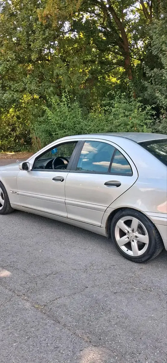 Gebraucht Mercedes C200 122 PS (89 kW) 2002 Schwarz Limousine