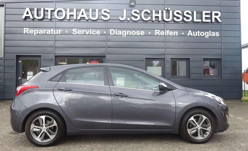 Grau Gebraucht 2016 Hyundai i30 Trend Limousine | 12.700 € (Etwas zu teuer) - Bild 1/4