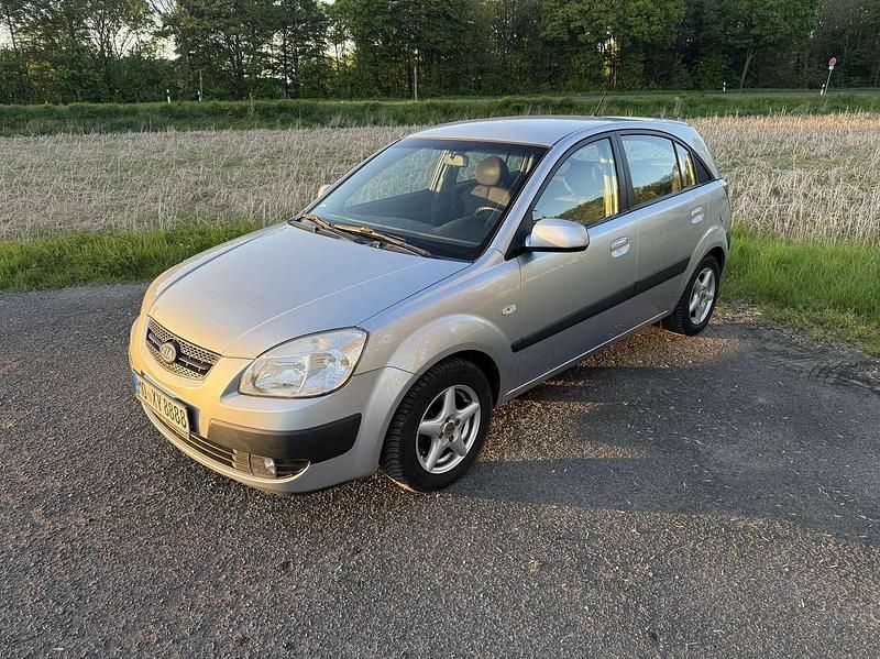Gebraucht Kia Rio Basis 97 PS (71 kW) 2007 Silber Limousine
