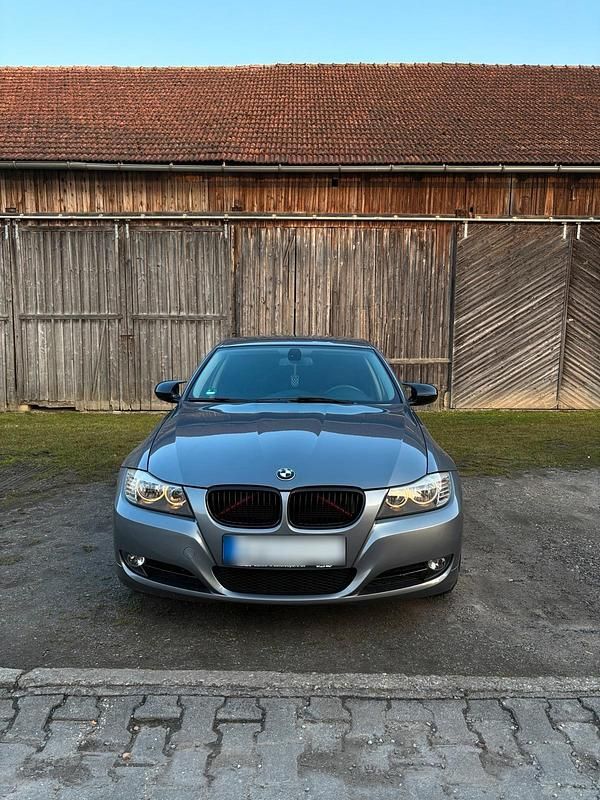 Gebraucht BMW 318 143 PS (105 kW) 2011 Silber Limousine