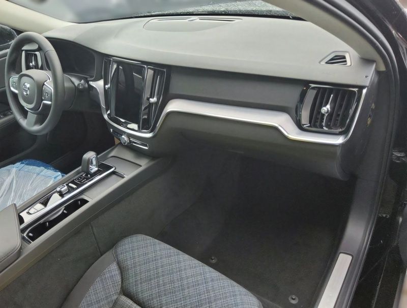 Gebraucht Volvo V60 Core 197 PS (144 kW) 2023 Schwarz Kombi