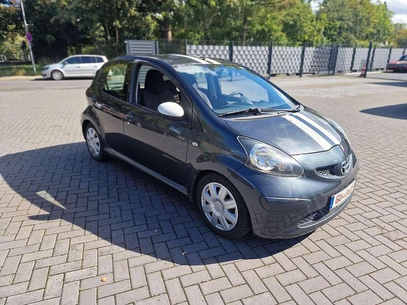 Grau metallic Gebraucht 2009 Toyota Aygo City Kleinwagen | 2.299 € (Fairer Preis) - Bild 1/4