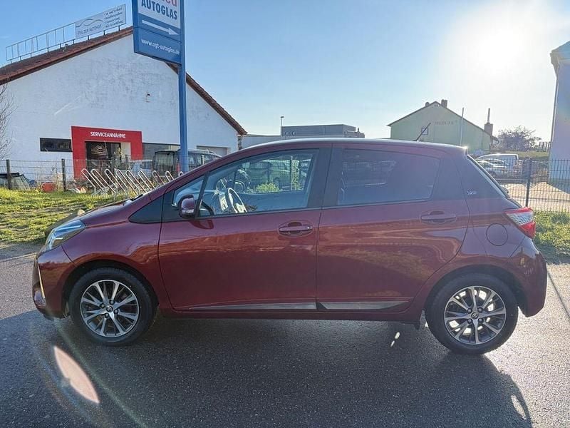 Gebraucht Toyota Yaris Team 111 PS (81 kW) 2020 Rot Limousine