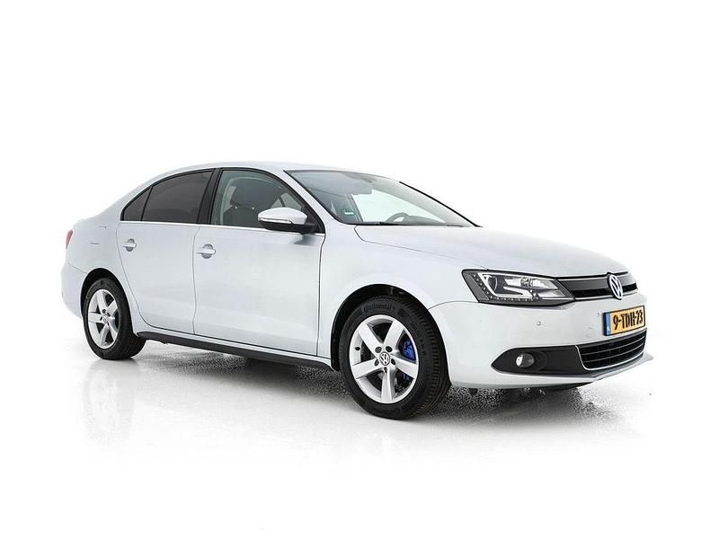 Grau Gebraucht 2013 VW Jetta Hybrid Highline Limousine | 6.445 € - Bild 1/4