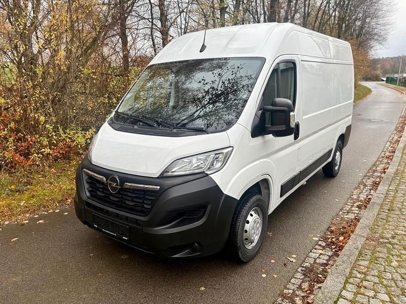 Weiß Gebraucht 2023 Opel Movano Edition Van | 23.599 € (Guter Preis) - Bild 1/4