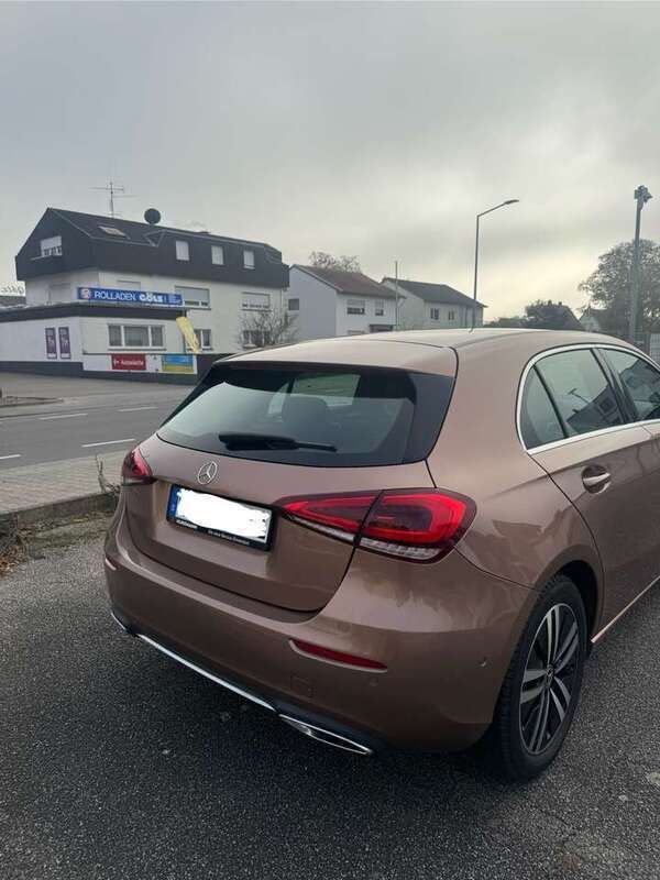 Braun Gebraucht 2022 Mercedes A180 Kleinwagen | 22.500 € (Superpreis) - Bild 1/4