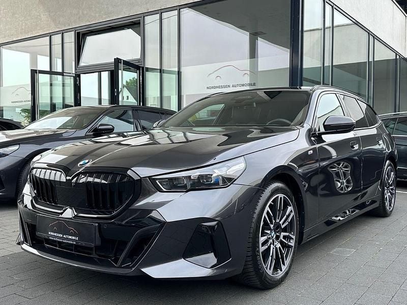Sophistograu brillanteffekt Gebraucht 2024 BMW 520 M Sport Kombi | 52.890 € (Superpreis) - Bild 1/4