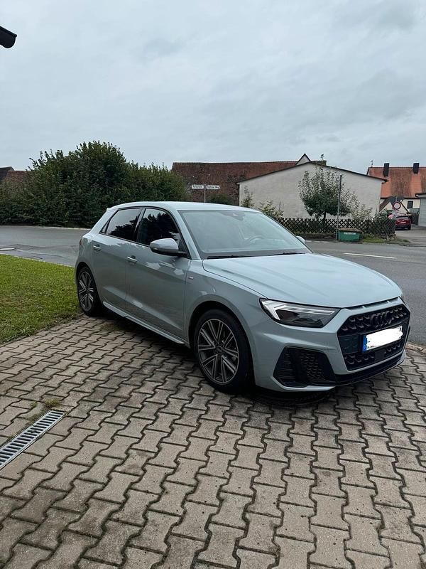 Grau Gebraucht 2023 Audi A1 S-Line Kleinwagen | 23.300 € (Etwas zu teuer) - Bild 1/4