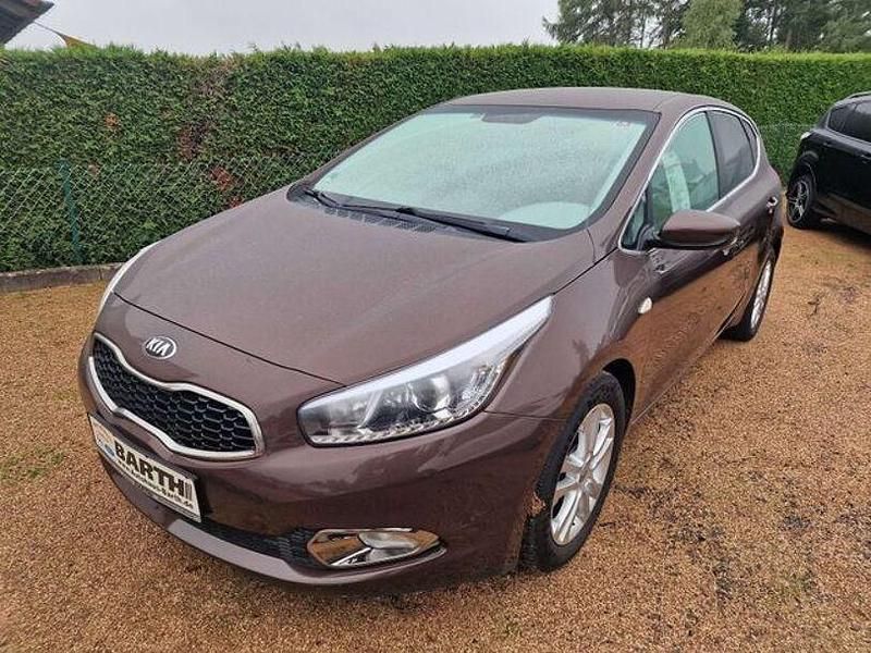Matrixbraun (metallic) Gebraucht 2014 Kia Ceed FIFA World Cup Edition Kleinwagen | 10.890 € - Bild 1/4