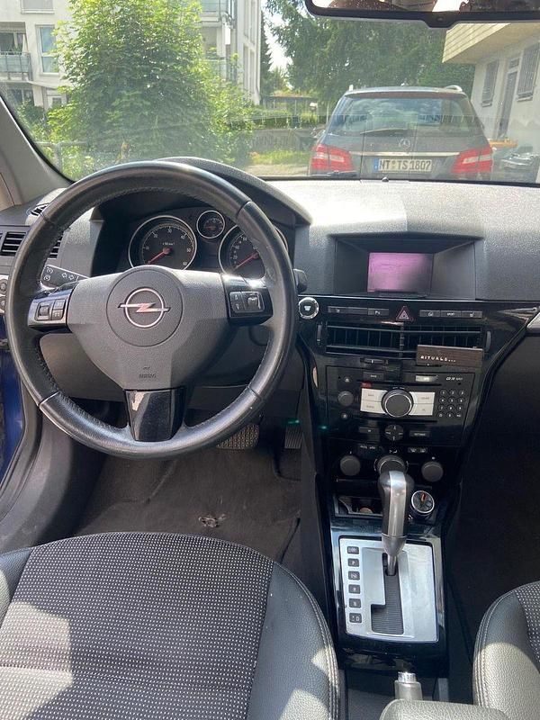 Blau Gebraucht 2007 Opel Astra Catch Me Limousine | 990 € - Bild 1/4
