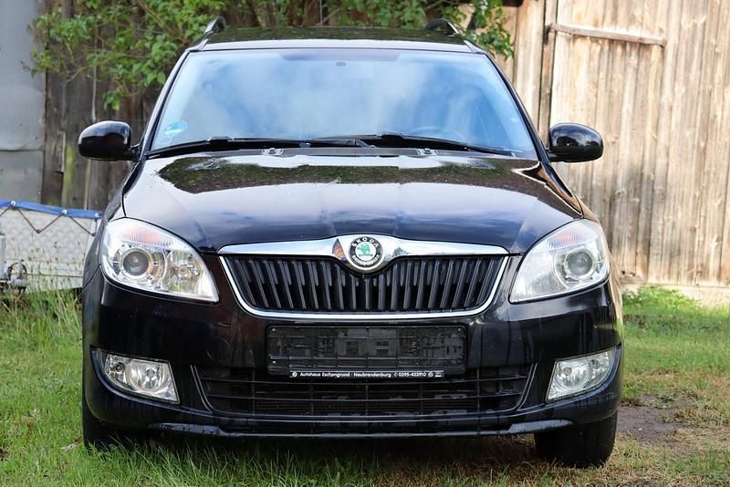 Schwarz Gebraucht 2010 Skoda Roomster Kombi | 6.000 € - Bild 1/4