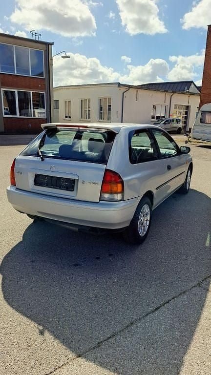 Second-hand Mazda 323 73 CP (53 kW) 1999 Argintiu Berlinǎ
