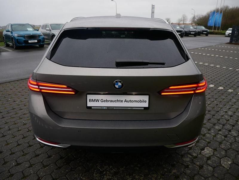 Gebraucht BMW 540 Sport Line 286 PS (210 kW) 2025 Grau Limousine