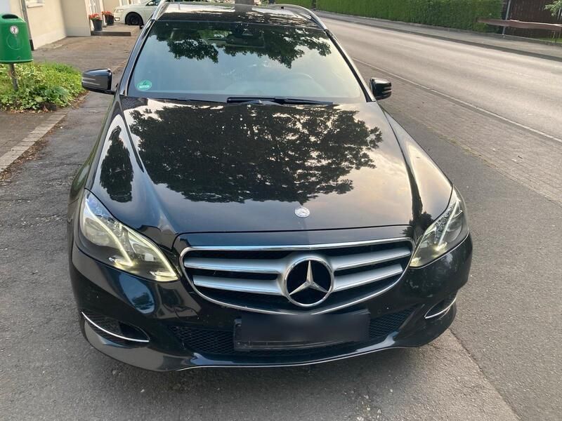 Schwarz Gebraucht 2015 Mercedes E200 Kombi | 14.500 € (Fairer Preis) - Bild 1/4