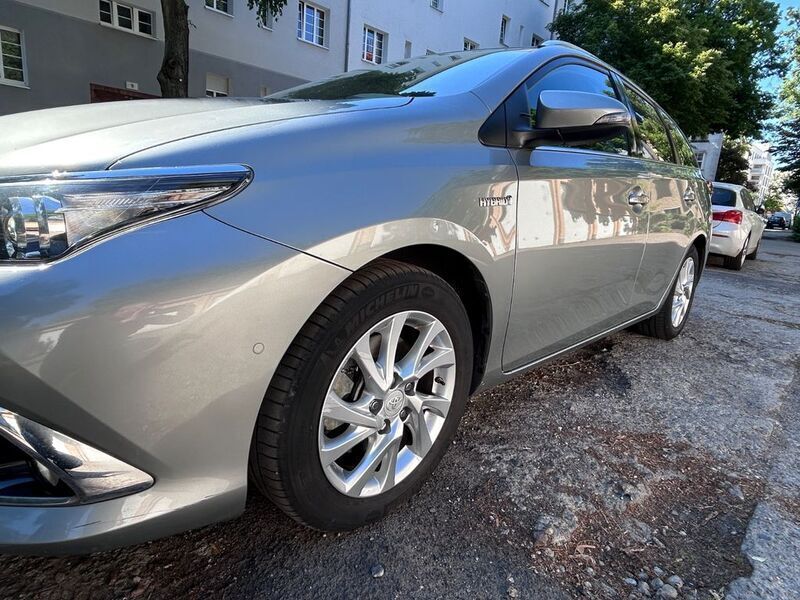 Silber Gebraucht 2016 Toyota Auris Hybrid Sport Kombi | 14.750 € - Bild 1/4