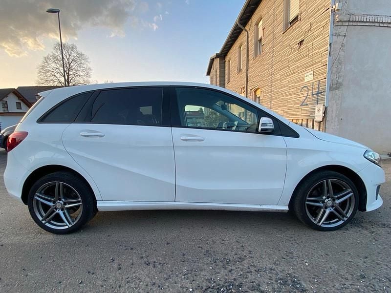 Gebraucht Mercedes B220 170 PS (125 kW) 2019 Weiß Van / Kleinbus