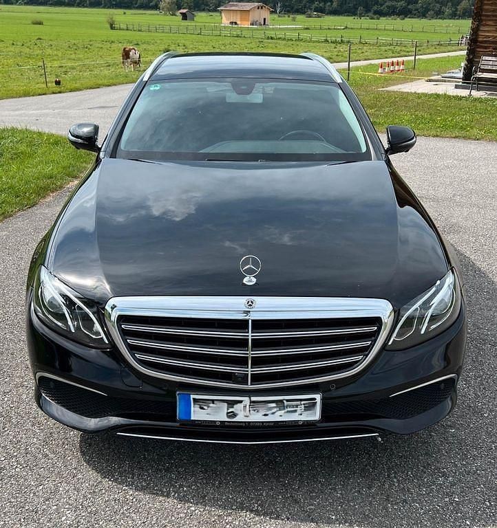 Schwarz Gebraucht 2017 Mercedes E220 Limousine | 19.900 € (Guter Preis) - Bild 1/4