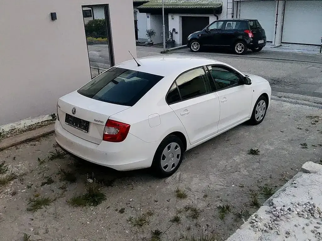 Gebraucht Skoda Rapid Ambition 90 PS (66 kW) 2014 Weiß Kleinwagen