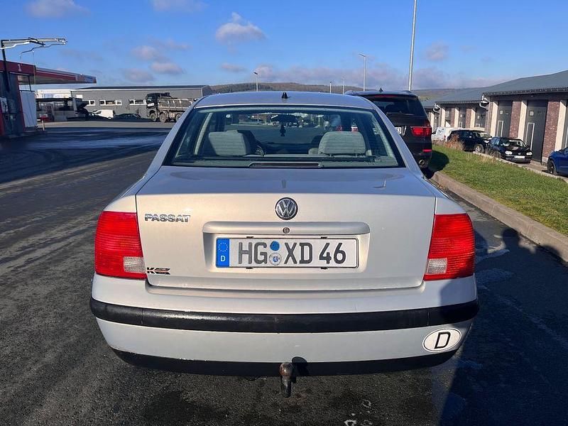 Gebraucht VW Passat 101 PS (74 kW) 1997 Silber Limousine